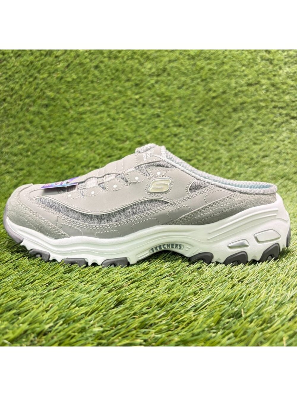 Skechers D'Lites Resilient Womens Size 7 Gray White Athletic Slip On Mule Shoes - Picture 3 of 9